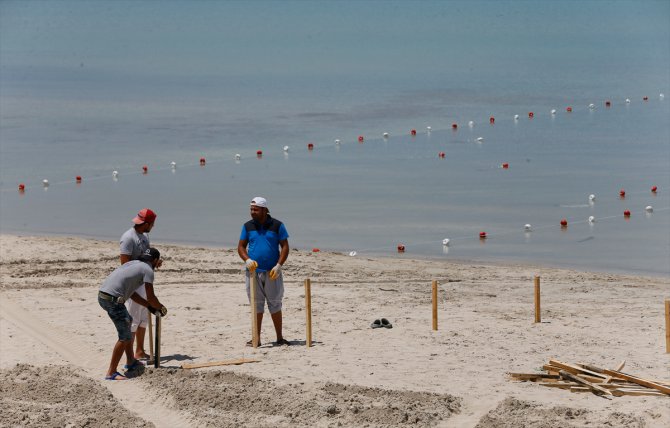 Çeşme'deki Ilıca Plajı'nda "sosyal mesafe locası" oluşturuldu