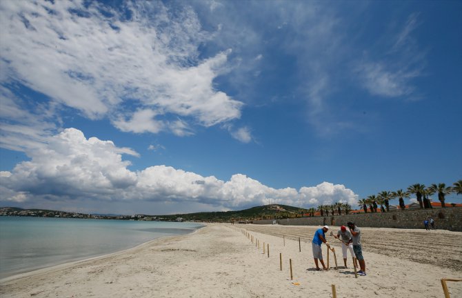 Çeşme'deki Ilıca Plajı'nda "sosyal mesafe locası" oluşturuldu