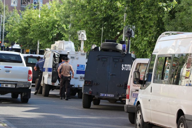 GÜNCELLEME - Diyarbakır'da silahlı saldırıya uğrayan polis memuru şehit oldu