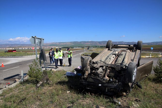 Sivas'ta otomobille taksi çarpıştı: 6 yaralı