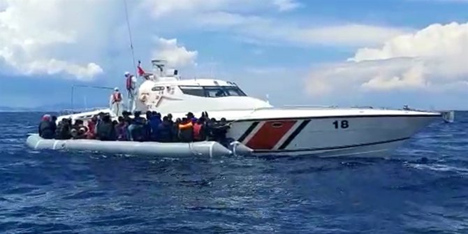Türk kara sularına itilen 60 sığınmacı kurtarıldı