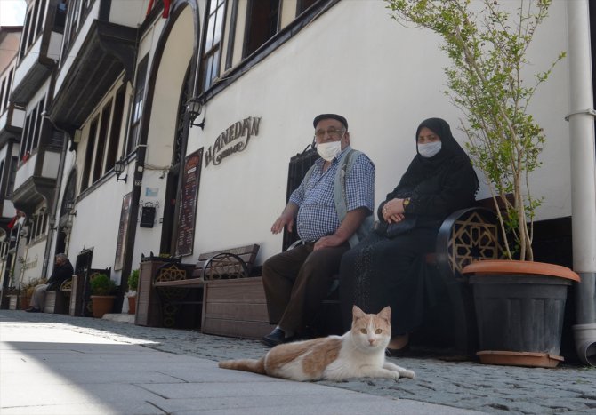 Bursa ile çevre illerde 65 ve üzeri yaşlardaki vatandaşlar sokağa çıktı