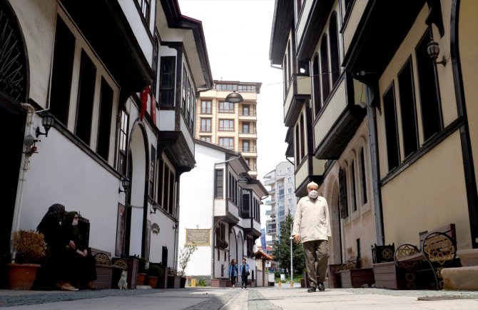 Bursa ile çevre illerde 65 ve üzeri yaşlardaki vatandaşlar sokağa çıktı