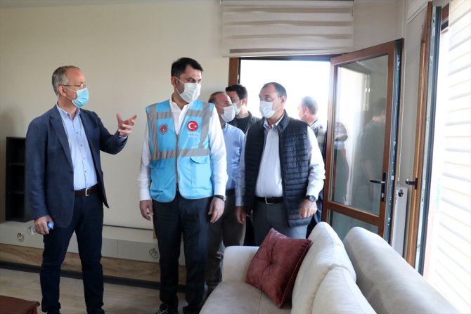 Bakan Kurum Elazığ'daki depremin merkez üssü Sivrice ilçesinde incelemelerde bulundu: