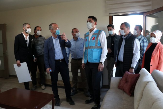 Bakan Kurum Elazığ'daki depremin merkez üssü Sivrice ilçesinde incelemelerde bulundu: