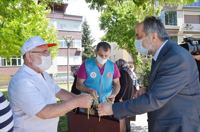 İstanbul Müftüsü, 65 yaş ve üstü vatandaşlara Kur'an-ı Kerim hediye etti
