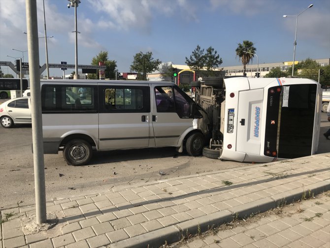 Adana'da dolmuş ile minibüs çarpıştı: 5 yaralı