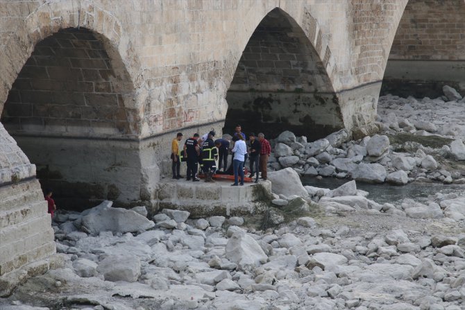 Adana'da nehir yatağında yaralı bulunan kadın hastaneye kaldırıldı