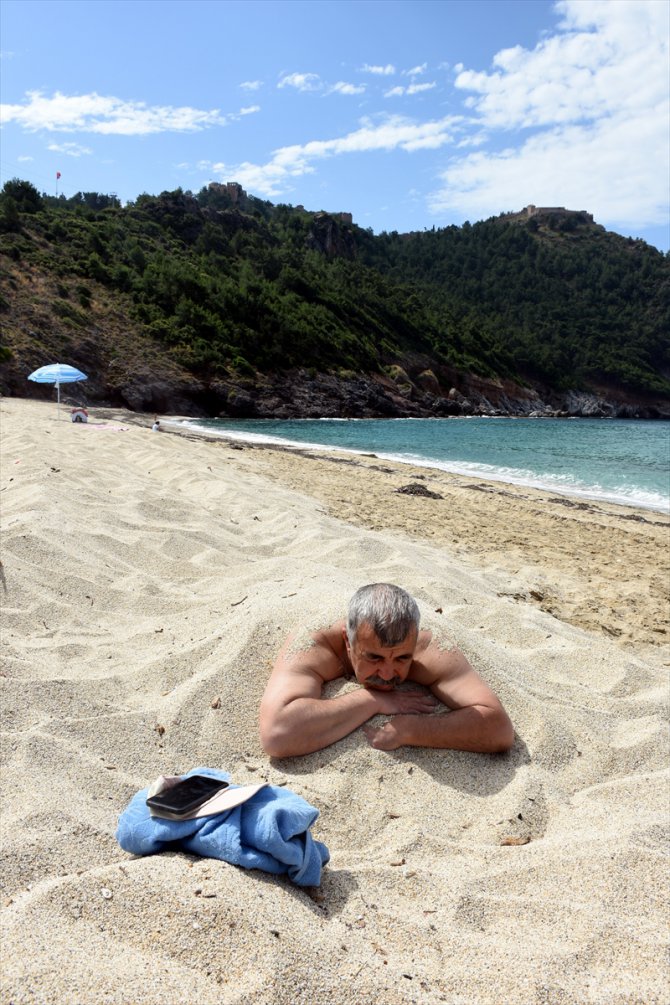 Antalya'nın plajlarında sosyal mesafeli "deniz keyfi" başladı