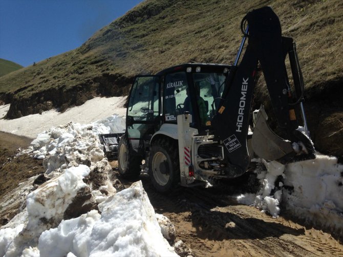 Erzurum’da ekiplerin karla mücadele çalışması sürüyor