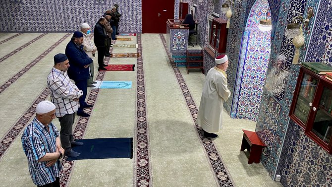 Hollanda'da bazı camiler yeniden ibadete açıldı