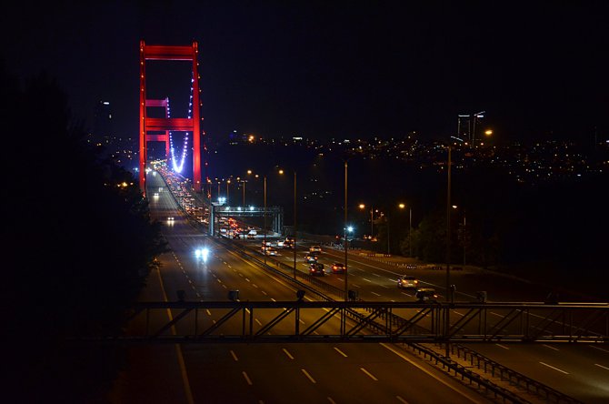 İstanbul'da kısıtlamanın kalkmasıyla ana arterlerde araç yoğunluğu yaşanıyor