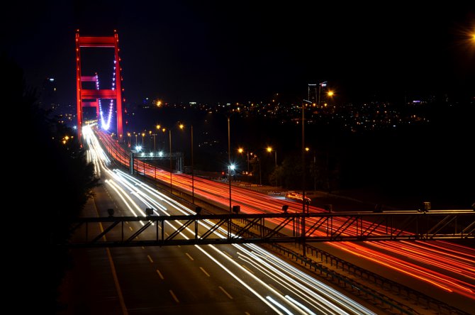 İstanbul'da kısıtlamanın kalkmasıyla ana arterlerde araç yoğunluğu yaşanıyor