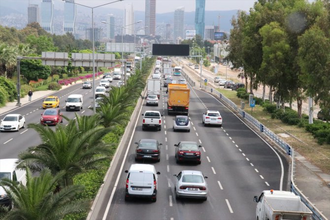 İzmir'de kontrollü normale dönüşün ilk günü trafik yoğunluğu yaşanıyor