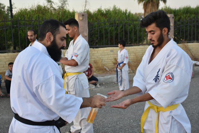 Kerküklü gençler Kovid-19'a karateyle meydan okuyor