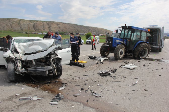 Sivas'ta otomobille traktör çarpıştı: 5 yaralı