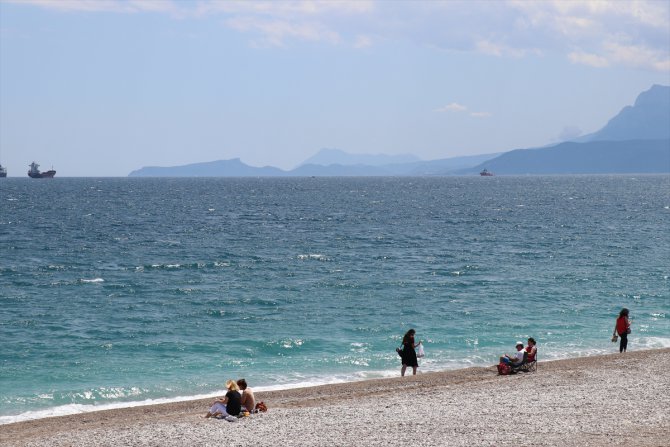 Antalya sahillerinde "sosyal mesafeli" deniz ve güneş keyfi