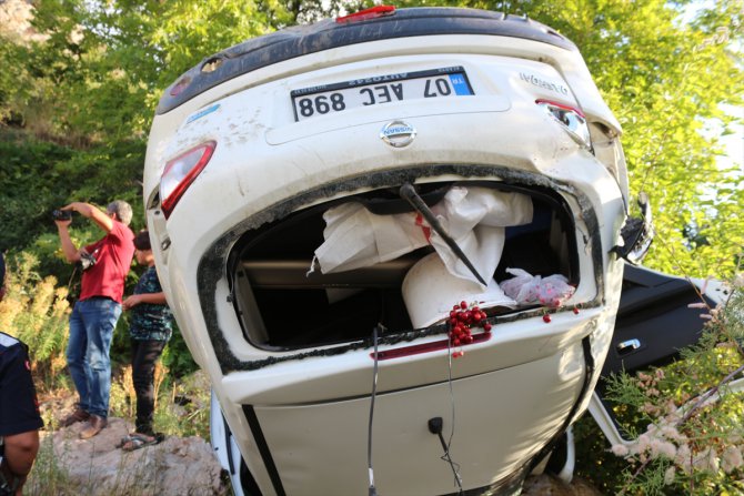 Antalya'da kamyonet ve cip çarpıştı: 6 yaralı