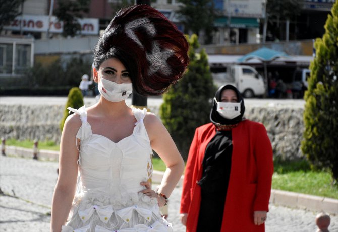Gümüşhane'de koronavirüse karşı "maskeli gelinlik" görücüye çıktı