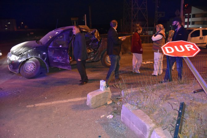 Kars'ta minibüs ile otomobil çarpıştı: 2 yaralı