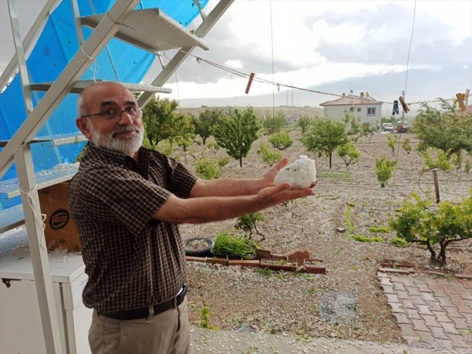 Kayseri'de etkili olan dolu tarım arazilerine zarar verdi