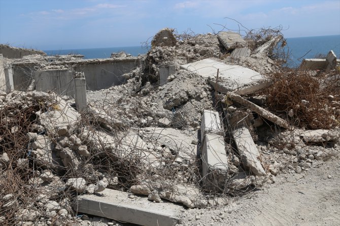 Ordu'da deniz kenarında kaçak yapılan yüksek binalar tamamen yıkıldı