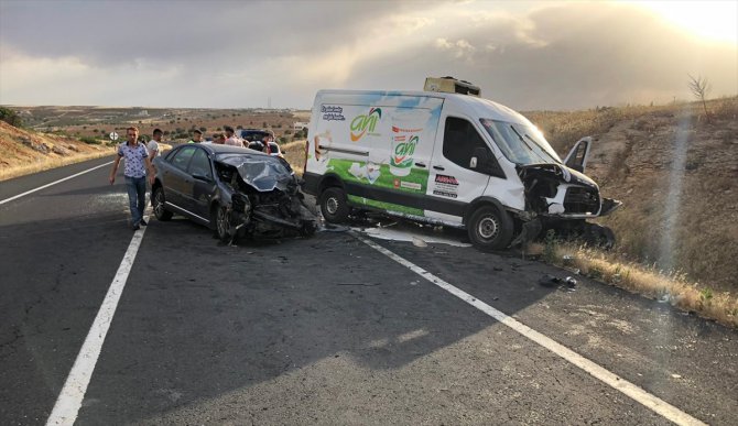 Şanlıurfa'da otomobil ile minibüs çarpıştı: 5 yaralı