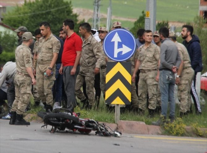 Sivas'ta otomobil ile motosiklet çarpıştı: 2 yaralı