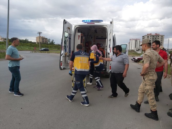 Sivas'ta otomobil ile motosiklet çarpıştı: 2 yaralı