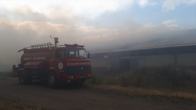 Sivas'ta samanlıkta çıkan yangında 100 ton saman yandı