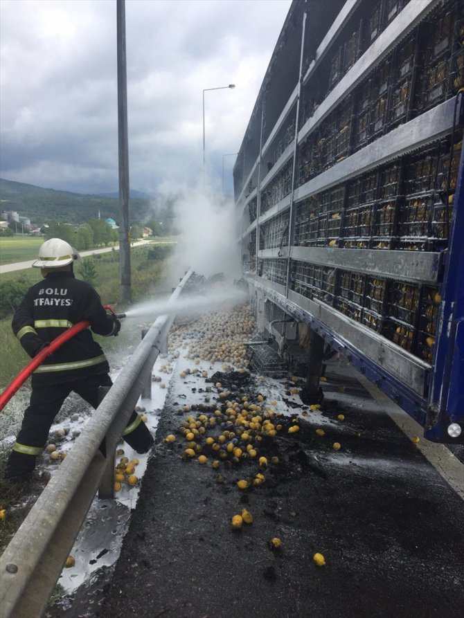Bolu'da seyir halindeki limon yüklü tırda yangın çıktı