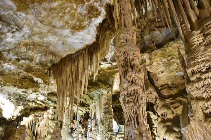 Doğu Karadeniz'in en önemli turizm merkezlerinden Karaca Mağarası ziyarete açıldı