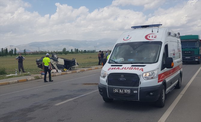 Erzincan'da otomobilin önünde seyreden araca çarpması sonucu 5 kişi yaralandı