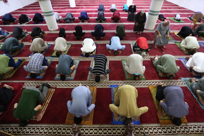 Gazze'de camiler ibadete açıldı