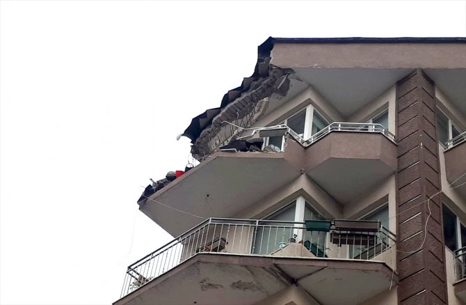 GÜNCELLEME-Güngören'de beş katlı binanın terasının bir kısmı çöktü