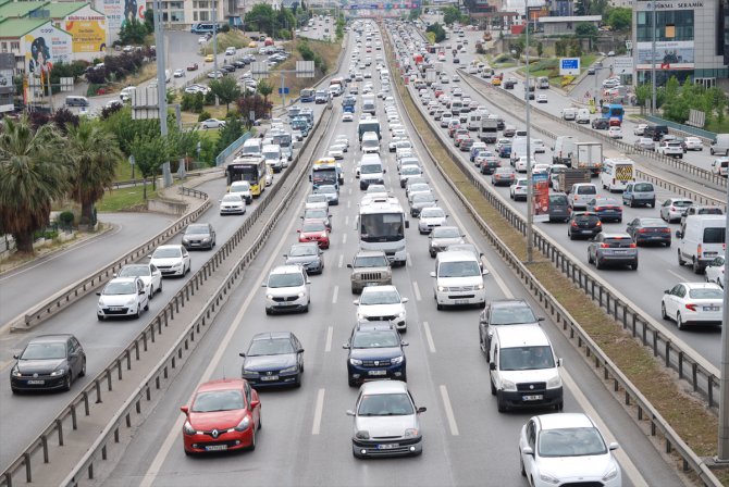 İstanbul'da bazı noktalarda trafik yoğunluğu yaşanıyor
