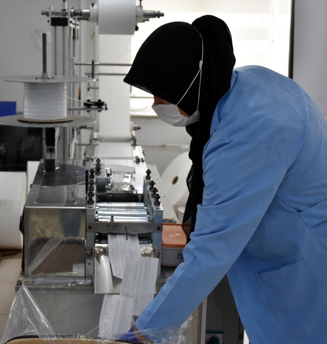 Kırıkkale'deki tesiste günlük 2,5 milyon maske üretiliyor