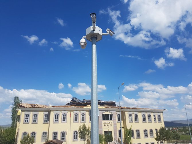 Sivas'ta adliye binasının çatısının uçma anı güvenlik kameralarına yansıdı