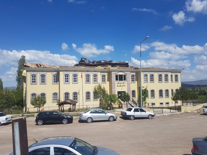 Sivas'ta adliye binasının çatısının uçma anı güvenlik kameralarına yansıdı