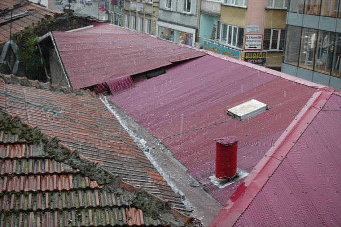 Trabzon'da dolu yağışı etkili oldu