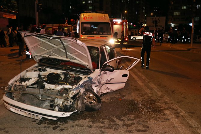 GÜNCELLEME - Adana'da iki otomobil çarpıştı: 1 ölü, 6 yaralı