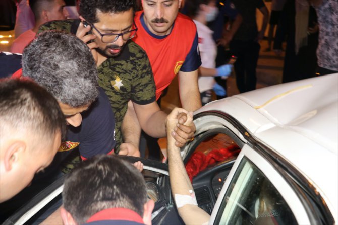GÜNCELLEME - Adana'da iki otomobil çarpıştı: 1 ölü, 6 yaralı