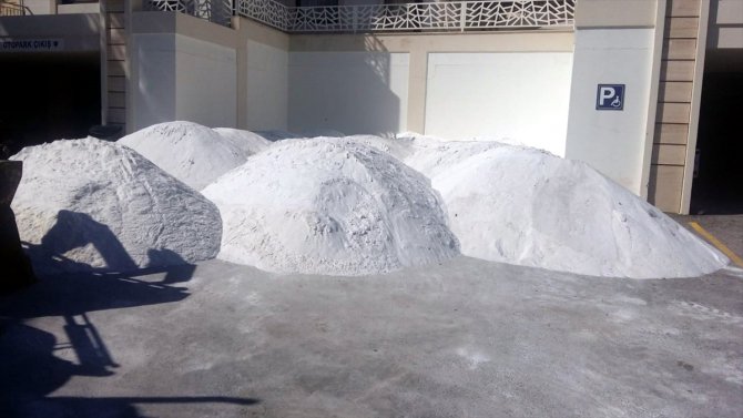 Bodrum'da bir otelin sahiline dökülen beyaz kum kaldırıldı