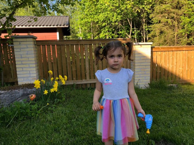 Finlandiya'da yaşayan 3 yaşındaki Dilara, fenalaşan anneannesinin hayatını kurtardı
