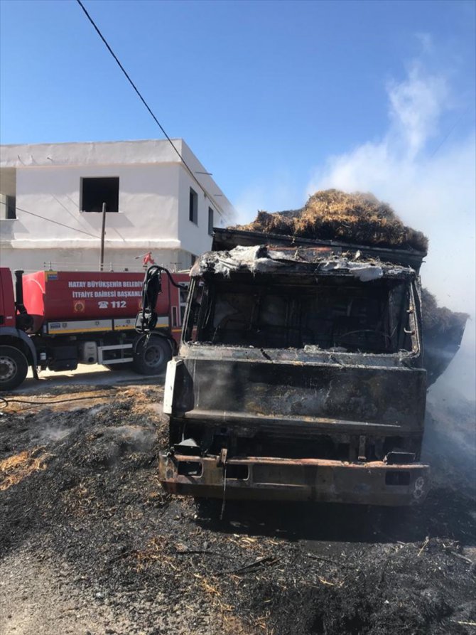 Hatay'da seyir halindeki saman yüklü kamyonette yangın
