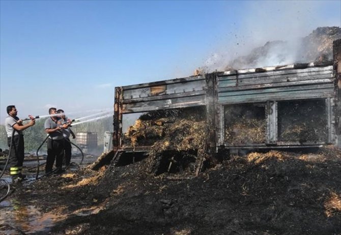 Hatay'da seyir halindeki saman yüklü kamyonette yangın