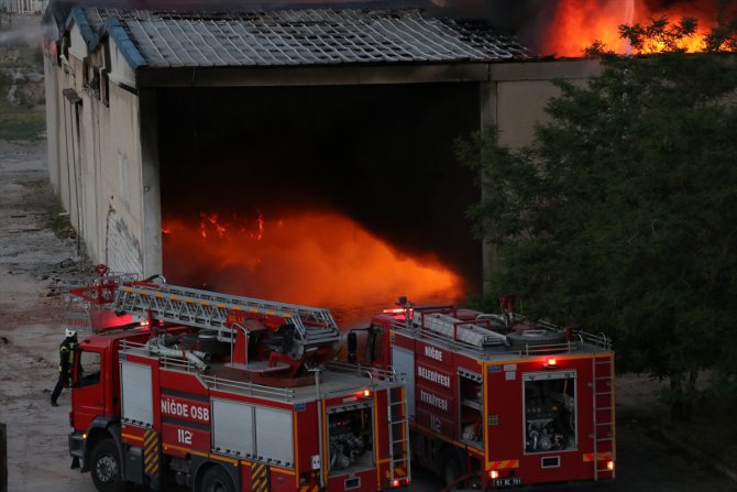 Niğde'de tekstil fabrikasının deposunda çıkan yangına müdahale ediliyor