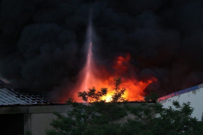 Niğde'de tekstil fabrikasının deposunda çıkan yangına müdahale ediliyor