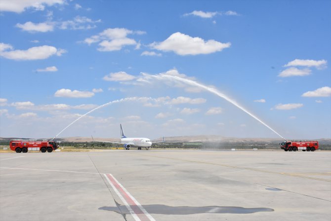 Normalleşme sürecinde Gaziantep'e inen ilk yolcu uçağı törenle karşılandı