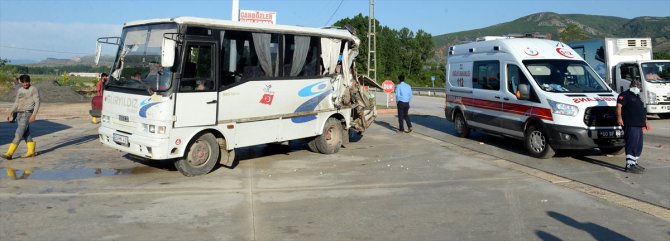 Tarım işçilerini taşıyan minibüse tır çarptı: 2 yaralı